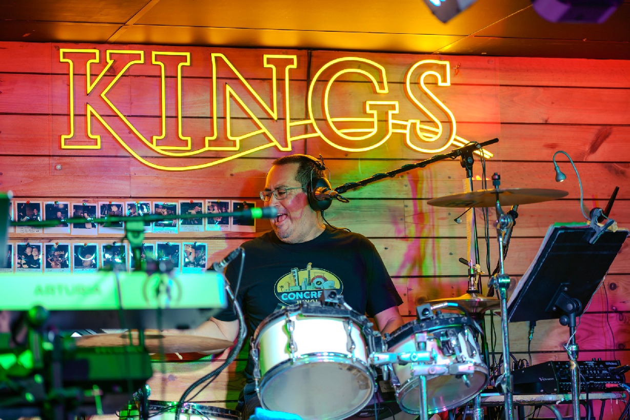 Live music performance at Kings Lanzarote in Puerto del Carmen