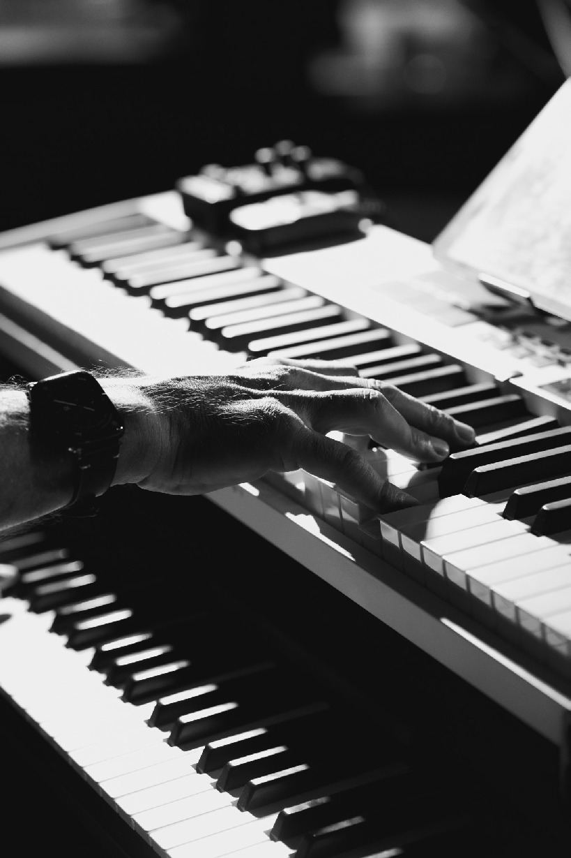 Keyboard player during a live music night at Kings Lanzarote