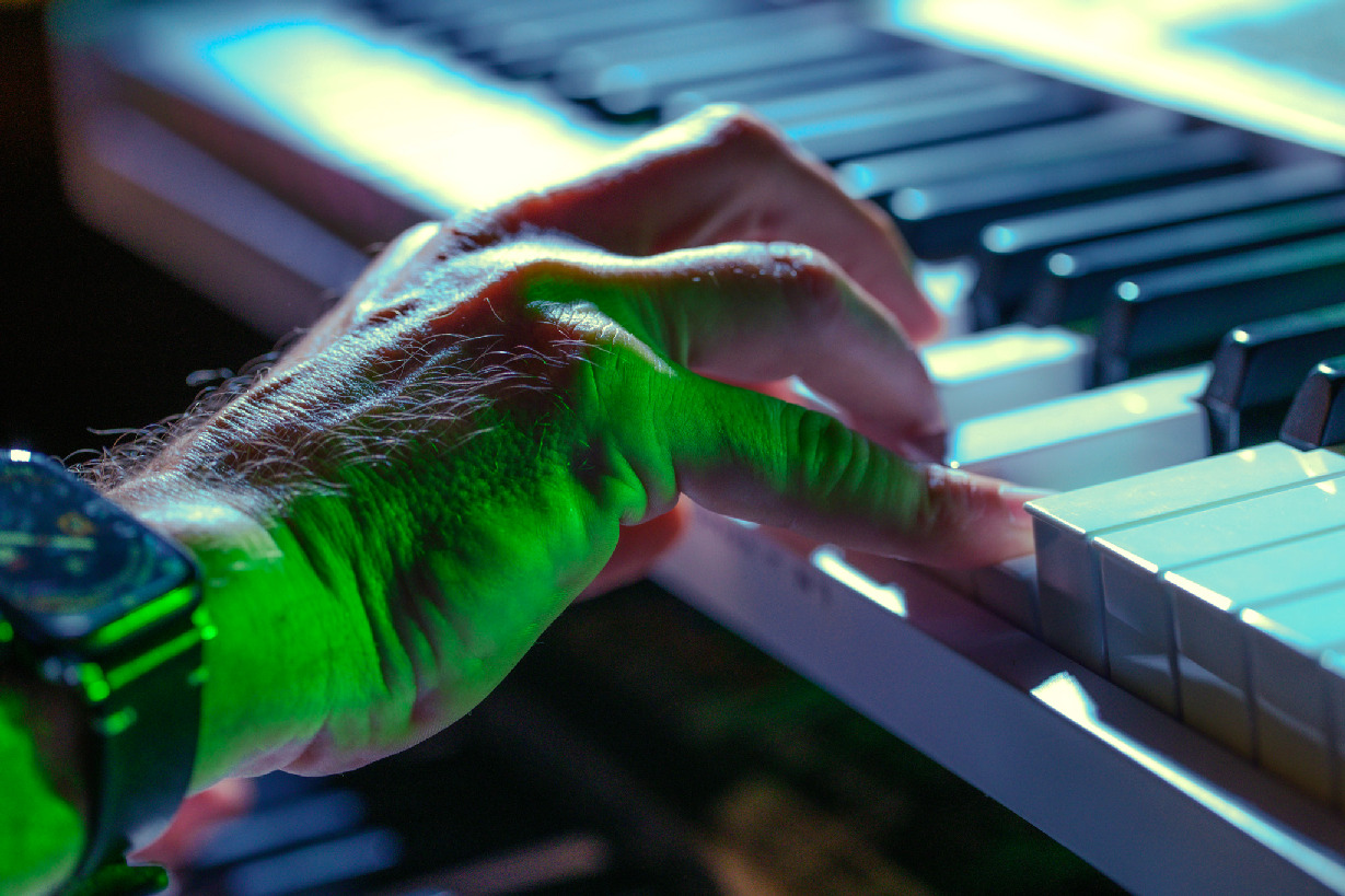 Close up of keyboard performance at Kings Lanzarote