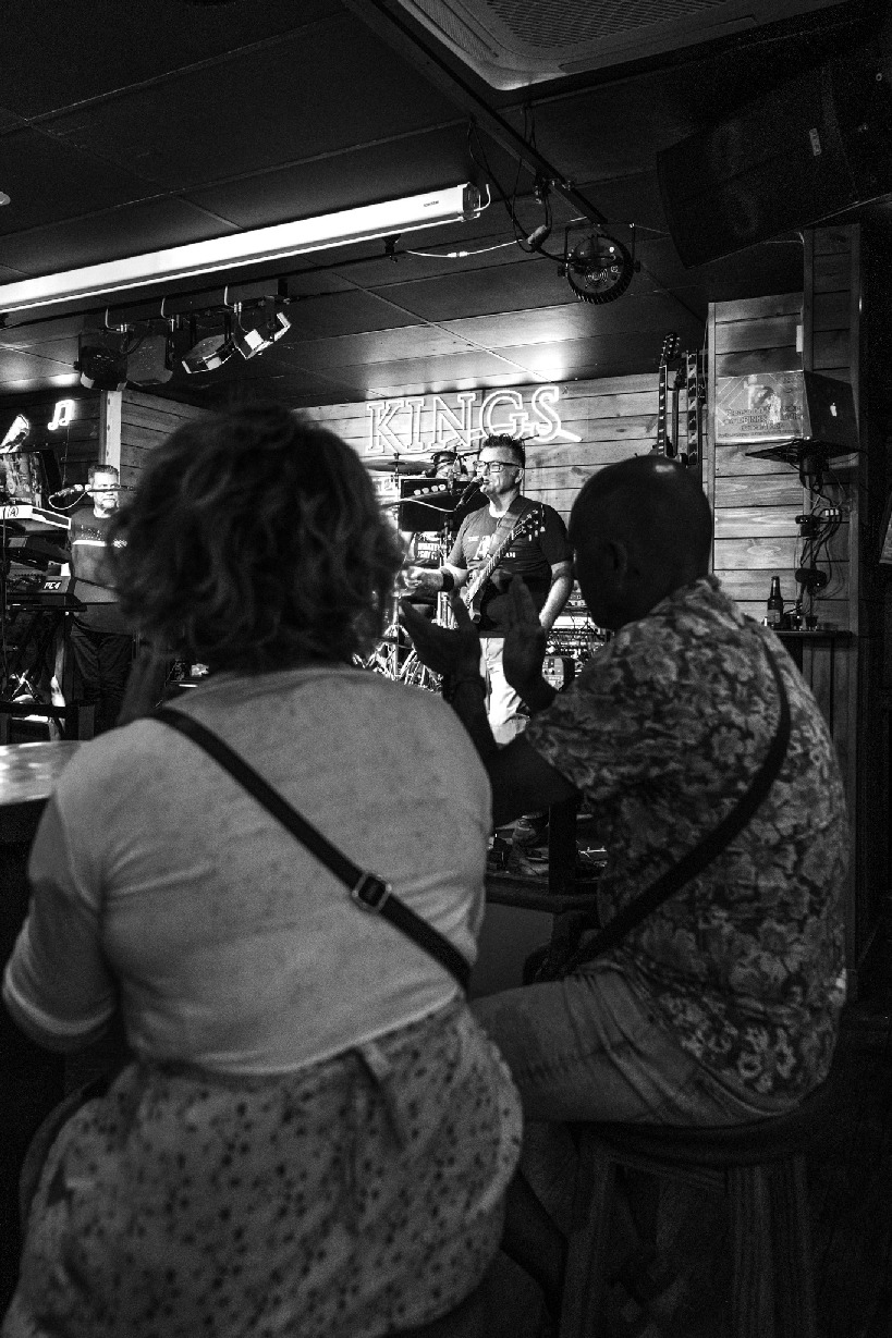 Guests watching live music at Kings Lanzarote