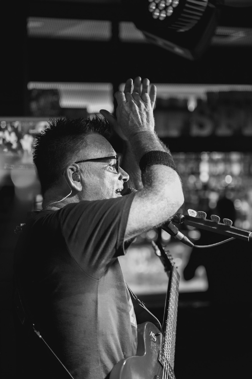 Live musician engaging the audience at Kings Lanzarote